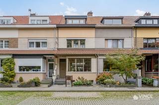 In een aangename, rustige doodlopende straat in Ekeren vind je deze leuke rijwoning met verrassend veel ruimte en een gezellige tuin.Ideaal voor wie...