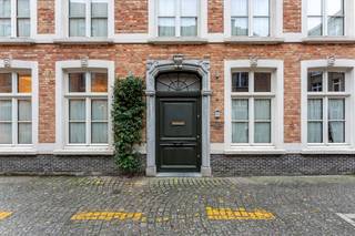 Rustig gelegen herenhuis in het hart van Brugge met vier slaapkamers. Dit karaktervolle pand bevindt zich in het stille Groeninge, pal in het historische centrum en op wandelafstand van openbaar vervoer, winkels en culturele bezienswaardigheden. De authentieke Brugse gevel is gebleven, maar het huis zelf is nieuwbouw sinds 2007, hoogwaardige materialen en nauwkeurige afwerking maken van deze woning een uitzonderlijke parel. Bovendien zorgen de lift, de inpandige garage, en het zonnige, private terras voor een optimaal wooncomfort. Indeling:Gelijkvloers (89 m²):- Gezellige leefruimte met gashaard en directe toegang tot de binnenkoer- Lichtrijke keuken - Authentieke Brugse binnenkoer 1e verdieping (89 m²):- Groot, zonnig terras (60 m²)- Twee ruime slaapkamers- Luxe afgewerkte badkamer met hoogwaardige materialen2e verdieping (80,00 m²):- Twee volwaardige, ruime slaapkamers- Tweede stijlvolle en luxueuze badkamerGarage (56 m²)De woning kan ook gekocht worden via overdracht van aandelen.