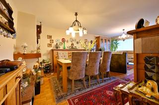 Dit zeer ruime appartement is gelegen pal in het centrum van Ronse. Op wandelafstand van de Grote Markt, de talrijk aanwezige horeca- en handelszaken in het centrum en vlakbij de stationsbuurt.<br /><br />Dit ideaal gelegen appartement betreedt u via de ruime inkomhal, met een apart gastentoilet. Aan de voorzijde zijn er de woonkamer en de geïnstalleerde keuken, met toegang tot het zonnige terras. Verder is er nog een badkamer en zijn er <strong>3 slaapkamers</strong> aan de achterzijde, die toegang bieden tot het ruime terras achteraan, waar het genieten is van de ochtendzon en zicht op de stadstuin. <br /><br />Bijkomend heeft dit appartement nog een kelderberging en een<strong> individuele garagebox</strong>.<br /><br />Meer info? Contacteer Kyamo De Smet: 0479 06 13 71 of kyamo@immoroman.be