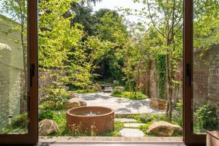 OPEN HUIS ZATERDAG 30 MEI. Deze exclusieve stadswoning met prachtige tuin is vrij te bezoeken op zaterdag 30 mei tussen 10u00 en 12u00. U bent...