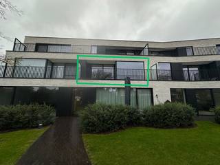 Energiezuinig nieuwbouwappartement met twee slaapkamers, ondergrondse berging en staanplaats te huur. <br /><br />BEZOEKMOMENT 12 NOVEMBER 16u - 18u. Inschrijven via www.opt-immo.be<br /><br />De inkomhal geeft rechtstreeks toegang tot de leefruimte met open keuken. De keuken is voorzien van alle nodige toestellen. Via de nachthal is er toegang tot de ruime berging, waar alle voorzieningen voorhanden zijn en waar aansluiting is voor een wasmachine en droogkast. Verder zijn er twee slaapkamers, een afzonderlijk toilet en een ruime badkamer met dubbele lavabo en inloopdouche. Er is ook een terras aanwezig. <br /><br />Inbegrepen zit een ondergrondse berging en een autostaanplaats. De residentie biedt ook een afgesloten fietsenberging en een lokaal voor afvalbeheer. <br /><br />Het appartement wordt verwarmd middels een warmtepomp en beschikt over privatieve zonnepanelen, waardoor het appartement energiezuinig is. <br /><br />Syndic: 60 euro per maand<br />Beschikbaar: 01/01/2027<br /><br />De meubelen op de afbeeldingen zijn louter ter illustratie en worden niet mee verhuurd.