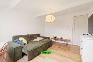 De prijs is een vanafprijs.<br /><br />Op een centrale ligging in Ukkel, op wandelafstand van het prachtige Wolvendaelpark, bevindt zich dit charmante appartement op de bovenste verdieping. Met een bewoonbare oppervlakte van 50m² (volgens EPC) is dit pand ideaal voor starters, investeerders of wie op zoek is naar een compacte woonoplossing op een gegeerde locatie.<br /><br />Het appartement verwelkomt u via de inkomhal die toegang biedt tot de lichtrijke leefruimte. Aansluitend bevindt zich de conforme keuken. Verder beschikt het appartement over een badkamer uitgerust met ligbad, lavabo en toilet, evenals een eerste slaapkamer. Op de zolderverdieping bevindt zich de tweede slaapkamer, wat een extra troef vormt binnen deze prijsklasse.<br /><br />Divers: Elektriciteit conform, Verwarming op aardgas (individuele condensatieketel nieuw sinds 2 jaar), dakramen dubbele beglazing, leidingen vernieuwd, laminaatvloeren, stedenbouwkundige inlichtingen en kadastrale gegevens in aanvraag, verslagen algemene vergadering aanwezig, geen syndicus en geen gemeenschappelijke kosten door een reclamebord, verhuurd momenteel tot april 2026 (huurprijs €800), toekomstige isolatiewerken voor gevel en dak voorzien en kelder aanwezig<br /><br />Dankzij de centrale ligging, nabij parken, openbaar vervoer en lokale handelszaken, combineert dit appartement een uitstekende bereikbaarheid met een aangename woonomgeving. Contacteer snel Davy Vermander voor een afspraak tel 0495 44 77 53.<br /><br />