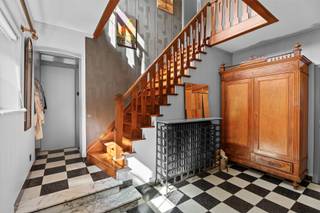 In een rustige, doodlopende straat op wandelafstand van het centrum van Ronse, ontdek je deze charmante woning vol karakter en authenticiteit...