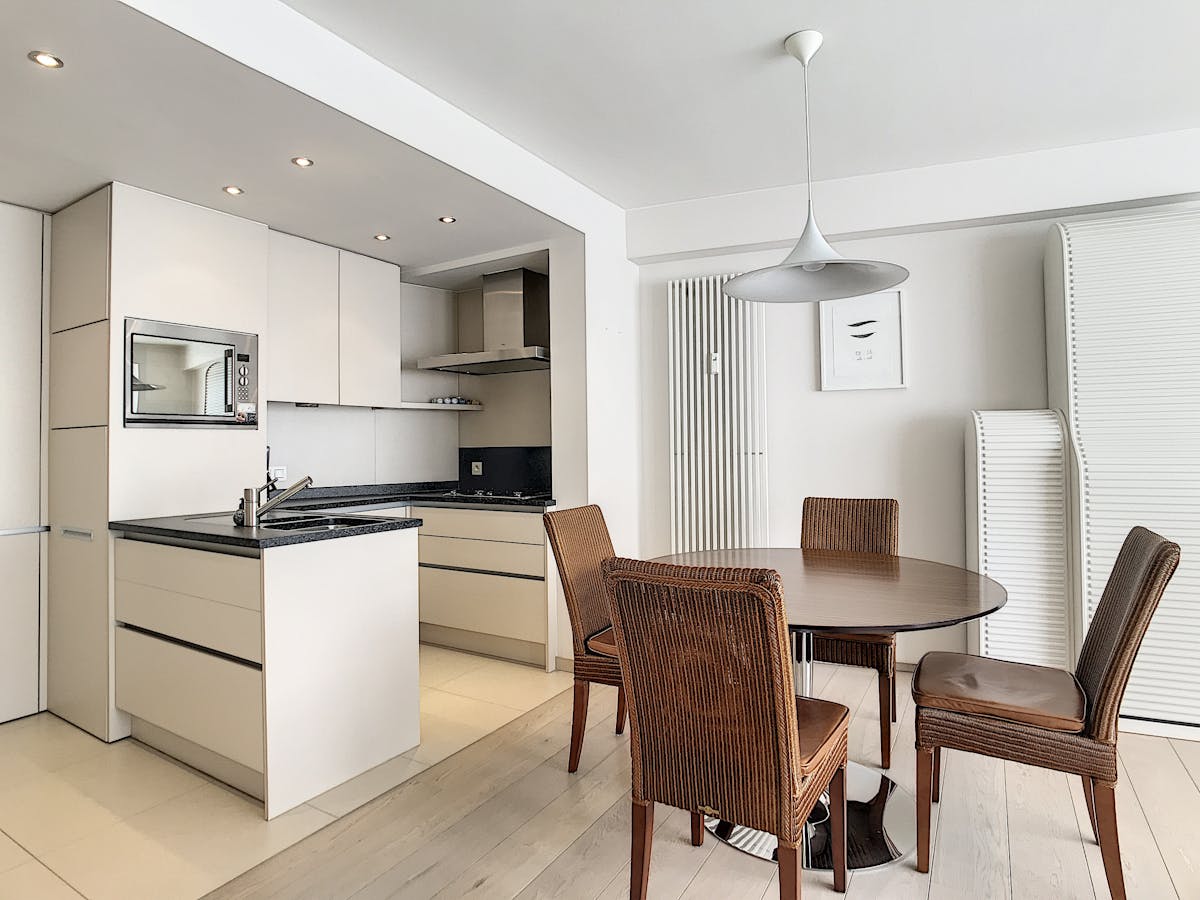 Luxueus zonnig 2-slaapkamer appartement te huur! - foto 4