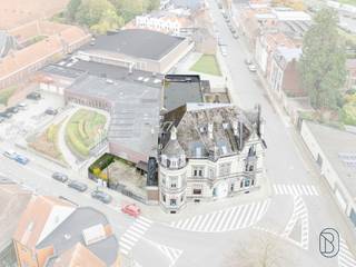 UNIEKE KANS. Prachtige HERENWONING met enorm veel potentieel (kantoren, praktijk, B&amp;B) voor mensen op zoek naar ruimte! Gelegen in het CENTRUM op een commerciële zichtlocatie. INDELING: inkom en wahtruimte, prachtige trappenhal, grote leefruimte, extra bureau, VOLLEDIG ONDERKELDERD, en op de 3 bovenliggende verdiepen enorm veel mogelijkheden qua ruimtes (kamers, kantoren,...). Laat u verrassen door deze karaktervolle eigendom en vraag nu uw bezoek aan: info@immobeguin.be