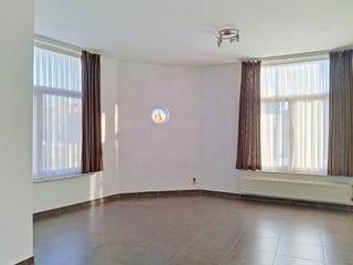<p><strong><span>Gezellig gelijkvloersappartement op wandelafstand van het station</span></strong></p>
<p><span>Bent u op zoek naar een comfortabel appartement met een uitstekende bereikbaarheid? Dan is dit gezellige gelijkvloersappartement, gelegen in een kleinschalig gebouw op wandelafstand van het treinstation, zeker een bezoek waard.</span></p>
<p><span>Het appartement verwelkomt u via een inkomhal en beschikt over een aangename, lichtrijke leefruimte met een open, half ingerichte keuken. Verder vindt u een apart toilet, een douchekamer, een praktische wasplaats en een rustige slaapkamer die uitgeeft op de gezellige binnenkoer, ideaal om in alle stilte tot rust te komen.<br /><br />Geen lasten.<br /><br />Info en bezoeken: 02/262.45.78 - meise@weinvest.be<br /></span></p>
