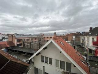 <p><span>Deze eigendom omvat twee aangrenzende gebouwen die samen een omvangrijk renovatie- en herontwikkelingsproject vormen. Beide panden dienen volledig gerenoveerd te worden, waarbij de bestaande toestand opnieuw in overeenstemming gebracht wordt met de geldende stedenbouwkundige vergunningen. Voor investeerders en projectontwikkelaars biedt dit een interessante opportuniteit om een kwalitatief woonproject te realiseren binnen een bestaande en vergunde structuur.</span></p><p><span>Het linkergebouw beschikt over drie stedenbouwkundig vergunde appartementen en een vergund atelier in het achterhuis. Het rechtergebouw omvat eveneens drie stedenbouwkundig vergunde appartementen. In totaal gaat het dus om zes vergunde woonentiteiten, aangevuld met een vergund atelier. Deze reeds vergunde invulling vormt een sterke basis voor de verdere uitwerking van het project en biedt een duidelijk kader voor de renovatie en herontwikkeling van het geheel.</span></p><p><span>De eigendom geniet bovendien van een gunstige ligging met een vlotte bereikbaarheid. Dankzij de nabijheid van belangrijke invalswegen zijn zowel het stadscentrum als de omliggende gemeenten gemakkelijk bereikbaar. Ook het openbaar vervoer bevindt zich op korte afstand, waardoor de locatie aantrekkelijk is voor een brede doelgroep van toekomstige bewoners. Daarnaast zijn winkels, scholen, horecazaken en andere dagelijkse voorzieningen in de onmiddellijke omgeving aanwezig, wat het wooncomfort en de verhuurbaarheid van de appartementen ten goede komt.</span></p><p><span>De combinatie van twee aangrenzende gebouwen, de reeds vergunde woonentiteiten, de strategische ligging en de aantrekkelijke prijszetting ten opzichte van de huidige vastgoedmarkt maakt dit tot een project met aanzienlijk potentieel. Na een doordachte renovatie biedt deze eigendom uitstekende perspectieven op duurzame waardecreatie en de realisatie van een kwalitatief opbrengsteigendom met een interessant langetermijnrendement.</span></p>