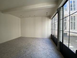 Te huur te GENT, Gewad : prachtig kantoorruimte. <br />Bestaande uit : <br />-op het gelijkvloers : twee grote bureelruimtes, toiletten, wasplaats.<br />-op 1e verdieping : twee ruime bureelruimtes, waarvan 1 met kitchenette en badkamer. <br />Aanwezigheid van aansluiting met super fiberkabel met 12 lijnen. <br />Huurprijs : 2.500 €/m + alg. kost : 100€/m.<br />EPC : 436 kWh/m2 (code 0002113477)