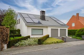 Deze vrijstaande woning bevindt zich in de gegeerde wijk Hoogweide. Hoogweide spreekt voor velen al tot de verbeelding, maar dit specifieke huis biedt net dat beetje extra voor wie droomt van ruimte en functionaliteit. Dankzij de unieke eigenschappen is dit een absolute buitenkans in Heule!IndelingGelijkvloerse verdieping:- Ruime inkomhal met gastentoilet - Gelijkvloerse badkamer voorzien van een ligbad en dubbele lavabo.- Toegang tot een droge kelder, die in 2025 nog een volledige behandeling onderging.- Grote, lichtrijke eetkamer die harmonieus aansluit op de zithoek, gezellig ingericht met een houtcassette. Aparte bureaukamer, ideaal voor wie van thuis uit werkt, een bijberoep uitoefent of voor studerende kinderen.- Lichtrijke leefkeuken met prachtig zicht op de tuin en een aansluitende eetplek in de veranda.Eerste verdieping:- Drie ruime slaapkamers, waarvan 1 voorzien is van ingemaakte kasten- Zolderberging, die men kan omvormen tot een vierde kamer- Doucheruimte Troeven- Zonnepanelen- Zuidelijke tuin met vijver, tuinberging en fietsenstalling- Alle ramen, deuren en poorten werden vernieuwd in 2017. De ramen aan de achtergevel zijn voorzien van zonneweringDe eigendom wordt aangeboden via de Pre-sale formule. Van 18/05/2026 om 09:00 tot 23/05/2026 om 11:00 kan u de woning op afspraak komen bezichtigen en een bod uitbrengen. De vermelde prijs is een instelprijs. Voor meer info, gelieve contact op te nemen met de dossierverantwoordelijke.Bestuursmaatregelen in het maatregelenregister: nee
