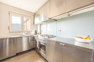 Lichtrijk dakappartement met ruim terras van 30 m² en vrij uitzicht op groen. Dankzij de gunstige hoekligging geniet het appartement van veel natuurlijk licht en een aangenaam open uitzicht over de Bremweide en de groene omgeving langs de Ter Heydelaan.<br />De grootste troef is zonder twijfel het uitzonderlijk ruime terras van maar liefst 30 m². Het terras is hoofdzakelijk westgericht, waardoor u volop van de namiddag- en avondzon kunt genieten. Door de hoekligging valt er bovendien ook ’s morgens zonlicht binnen. Een heerlijke buitenruimte om te ontspannen, gasten te ontvangen of rustig van het vrije uitzicht te genieten.<br /><br /><u><strong>Indeling:</strong></u><br />Inkomhal: 4 m²<br />Afzonderlijk toilet: 2 m²<br />Leefruimte: +/- 30 m²<br />Volledig ingerichte keuken: +/- 7,6 m²<br />Slaapkamer: +/-16,8 m²<br />Badkamer met ligbad en lavabo: +/-5 m²<br />Berging: 6 m²<br /><br />Gepolierde chape doorheen het appartement.Veiligheidsdeur. Rolluiken aan alle ramen. Dubbele beglazing<br />Recent geïsoleerd dak. Lift tot op de verdieping.<br />