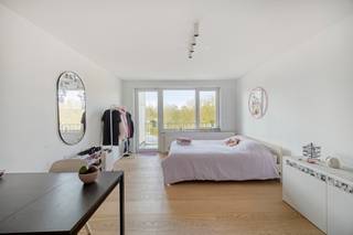 En plein cœur de Leuven, Schapenstraat 66 boîte 405 t'invite à découvrir un studio lumineux et fonctionnel, idéal pour qui recherche un pied-à-terre pratique en ville. Situé au quatrième étage d'un immeuble équipé d'un ascenseur, ce bien de 35 m² a fait l'objet d'une rénovation complète en 2020, ce qui lui confère une atmosphère fraîche et actuelle d