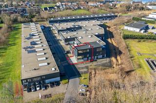 Unieke <strong>nieuwbouwontwikkeling </strong>te huur, bestaande uit een kantoorruimte gecombineerd met magazijn/showroom met een totale oppervlakte van 480 m². Deze casco+ ruimte is uitstekend gelegen, vlakbij de <strong>R4 </strong>met een vlotte verbinding naar de E34, E17 en E40 en vlot bereikbaar met het openbaar vervoer.<br /><br />De lichtrijke kantoren van 300 m² bevinden zich op het verdiep en zijn voorzien van een <strong>high-end afwerking</strong>. Daarnaast is er op het gelijkvloers een magazijnruimte/kantoorruimte van 180 m², uitgerust met een automatische sectionale poort, vloerverwarming en grote raampartijen. Deze multifunctionele ruimtes zijn ideaal voor kantoorfunctie gecombineerd met opslag. Tevens zijn er 8 <strong>parkeerplaatsen</strong> ter beschikking en ruime manoeuvreerruimte.<br /><br />Interesse? Neem vandaag nog contact met ons op voor meer informatie of een vrijblijvend plaatsbezoek. Bel <strong>PANORAMA B2B GENT KANTOREN</strong> op<strong> 0477 44 39 30</strong>.