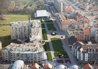 Ruime, gesloten garagebox te huur op verdieping - 1 in het centraal gelegen nieuwbouwcomplex Parking 2 aan het cultureel centrum Ysara te Nieuwpoort-Bad.<br /><br />Afmetingen: 3m (breedte) op 6m (diepte).