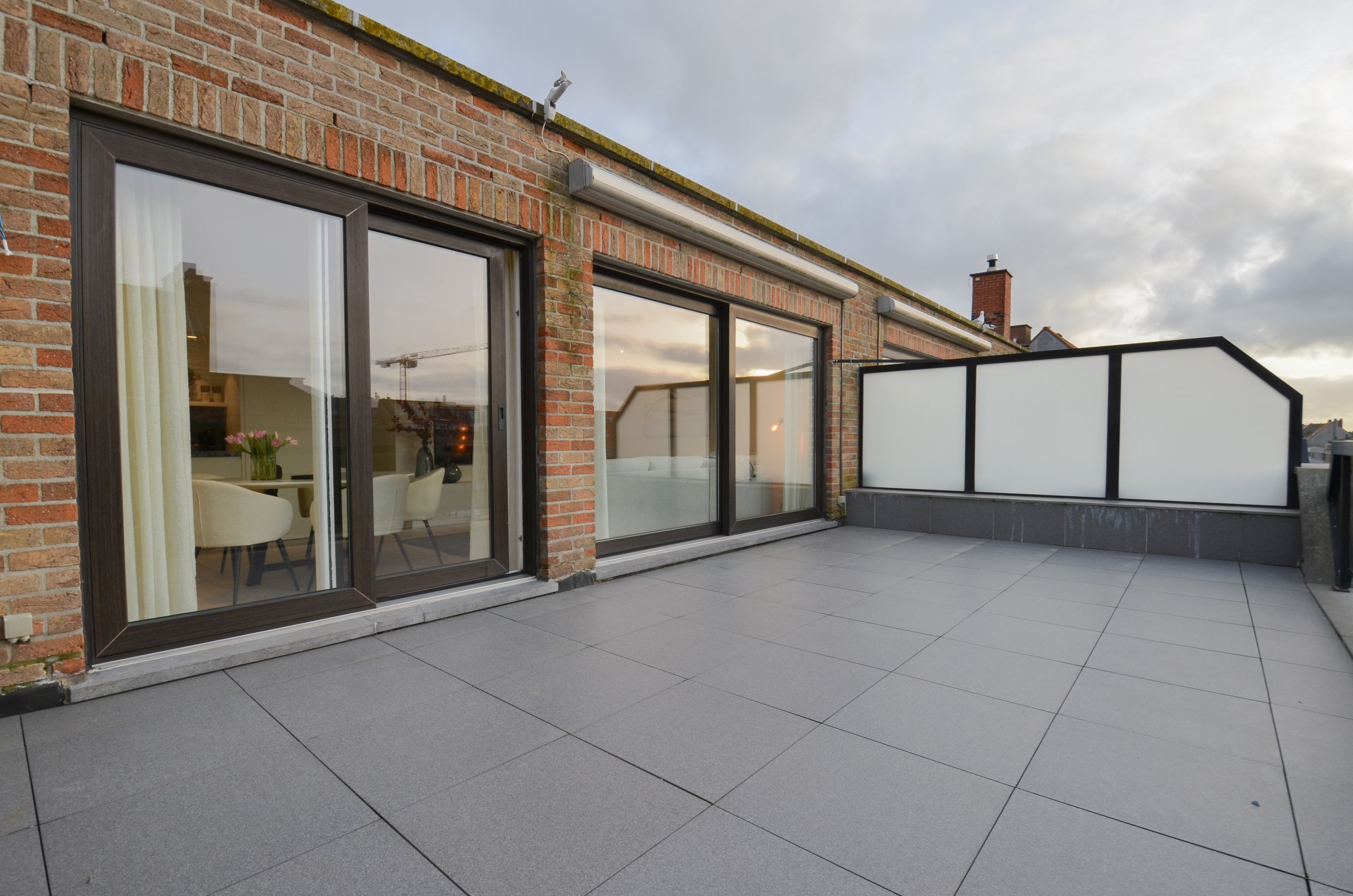 Penthouse entièrement rénové avec deux terrasses spacieuses (+/- 50 m²) situé à deux pas de la mer. - photo 4