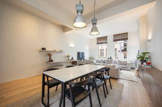 <p>Wonen in Sint-Andries, tussen ’t Zuid en het historisch centrum</p><p>De Salm-Salmstraat ligt zo’n beetje op de grens van twee werelden. Aan de ene kant ’t Zuid met zijn musea en cafés, aan de andere kant het historische centrum met zijn pleinen en straatjes. En daartussen zit Sint-Andries. Een buurt die al jaren haar eigen karakter heeft. Op wandelafstand ligt de Sint-Andriesplaats, die binnenkort opnieuw wordt aangelegd.</p><p>Achter deze gevel schuilt een ruime herenwoning met karakter en volume. Een huis dat je niet meteen verwacht wanneer je de straat doorwandelt.</p><p>• Topligging tussen ’t Zuid en het historisch centrum<br />• Gelegen in de geliefde Sint-Andrieswijk<br />• Ruime herenwoning met veel volume<br />• Grote leefruimte met hoge plafonds<br />• 3 slaapkamers<br />• 2 badkamers <br />• Inpandige garage<br />• Buitenruimte</p><p>Binnen valt meteen de ruimte en de hoge plafonds op. De leefruimte, op de eerste verdieping, strekt zich uit over de volledige diepte van de woning. Met hoge plafonds die het geheel extra adem geven. Een lange tafel, een zithoek, misschien nog een leesplek. Het kan hier allemaal zonder dat het krap wordt. <br />De mooie houten vloer zorgt voor warmte en karakter en brengt rust in de ruimte.</p><p>De open keuken (2020) sluit aan op de leefruimte en is praktisch ingericht met alle comfort.</p><p>Op de tweede verdieping bevinden zich twee ruime slaapkamers. Op de bovenste verdieping ligt nog een derde, volwaardige slaapkamer met een toegang tot het plat dak (ingericht als terras, niet vergund). Twee van de drie slaapkamers beschikken over ingebouwde kasten.</p><p>Daarnaast zijn er twee badkamers: één met ligbad en één met douche. Handig, zeker op drukke ochtenden.</p><p>De inpandige garage is een luxe die je in deze buurt niet vaak tegenkomt. Er is een kleine buitenruimte op het gelijkvloers voor vuilbakken.</p><p>Dit is zo’n woning waar je binnenkomt en meteen denkt: hier zit potentieel. Voor een gezin, voor wie ruimte zoekt in de stad, of gewoon voor wie graag wat meer plaats heeft rond zich.</p><p>Wonen in Sint-Andries betekent dat je de stad echt beleeft. Met de beste koffiebars, terrasjes en winkels gewoon om de hoek.</p><p>Plan je bezoek via www.sinjoor.be of bel ons voor meer informatie 03 283 05 00.</p>