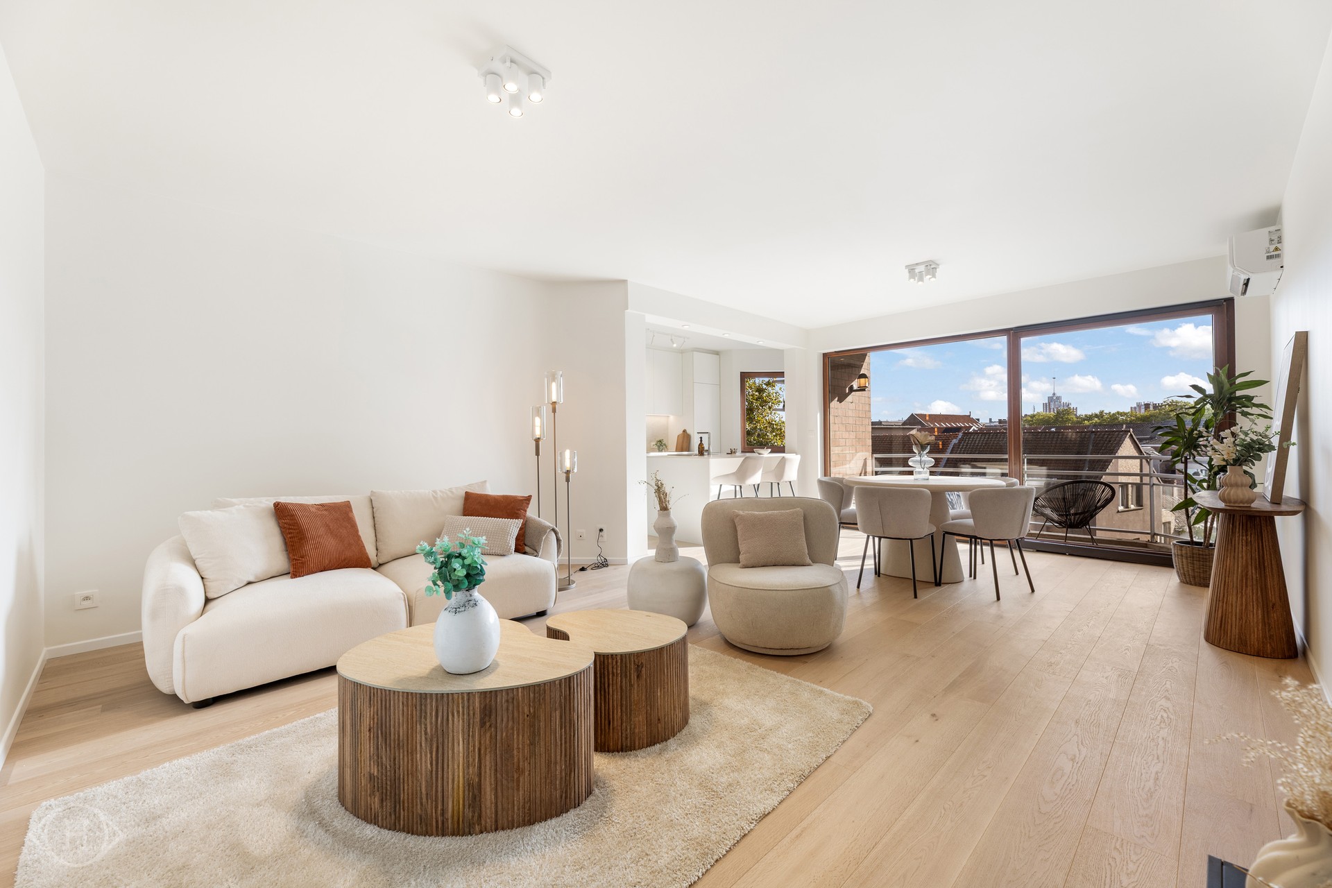 Volledig gerenoveerd 2-slpk appartement met garagebox - foto 4