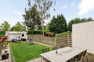<p>Bent u op zoek naar een verzorgde woning met een praktische indeling, een aangename tuin én de luxe van twee garageboxen? Dan is deze woning beslist een bezoek waard!</p>
<p>Via de inkomhal met gastentoilet betreedt u de gezellige leefruimte met open keuken. De open indeling zorgt voor een aangename woonbeleving en vormt het hart van de woning. Bovendien biedt het perceel nog mogelijkheden om het gelijkvloers verder uit te breiden, waardoor u de woning in de toekomst nog beter kunt afstemmen op uw woonwensen.</p>
<p>Achteraan geniet u van een volledig afgesloten en onderhoudsvriendelijke tuin met terras. Een ideale plek om in alle privacy te ontspannen of gezellig te tafelen met familie en vrienden.</p>
<p>Op de eerste verdieping bevinden zich twee slaapkamers, waarvan één met een ruime ensuite dressing. Deze dressing was oorspronkelijk een extra slaapkamer en kan desgewenst opnieuw als dusdanig worden ingericht. Verder vindt u op deze verdieping een badkamer en een aparte wasplaats.</p>
<p>Via een vaste trap bereikt u de afgewerkte zolderverdieping, momenteel ingericht als hobbyruimte en extra slaapkamer. Dankzij de beschikbare oppervlakte kan deze verdieping eventueel worden opgedeeld in twee afzonderlijke (slaap)kamers.</p>
<p>Een bijzonder sterke troef zijn de twee achterliggende garageboxen met eigen oprit. Naast comfortabele parkeergelegenheid bieden ze ook extra bergruimte voor fietsen, hobbymateriaal of gereedschap.</p>
<p>Ook technisch zit u goed: ondanks de elektrische verwarming geldt er <strong>geen renovatieverplichting</strong> en het pand is bovendien <strong>asbestveilig</strong>.</p>
<p><strong>Troeven:</strong></p>
<ul>
<li>Instapklare gezinswoning</li>
<li>Mogelijkheid tot uitbreiding van het gelijkvloers</li>
<li>Onderhoudsvriendelijke, afgesloten tuin</li>
<li>Ruim terras</li>
<li>Gezellige leefruimte met open keuken</li>
<li>2 slaapkamers + dressing (mogelijkheid tot extra slaapkamer)</li>
<li>Afgewerkte zolder met potentieel voor 2 bijkomende kamers</li>
<li>Aparte wasplaats</li>
<li>2 garageboxen met eigen oprit</li>
<li>Geen renovatieverplichting</li>
<li>Asbestveilig</li>
</ul>
<p>Een woning die comfort, functionaliteit en toekomstmogelijkheden combineert met de zeldzame meerwaarde van twee garageboxen. Contacteer ons voor een bezoek en ontdek zelf de mogelijkheden van deze interessante eigendom.<br /><br />Opgelet ! Bewoonbare oppervlakte is zonder garages en tuinberging</p>