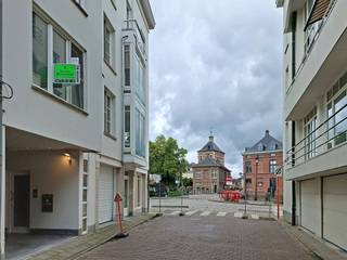 Schitterend gelegen, op enkele stappen van het Zimmerplein, het park, een groot parkeerterrein en alle andere faciliteiten die een binnenstad als Lier te bieden heeft, vindt men dit leuk appartement op de eerste verdieping van een blokje met slechts twee entiteiten. De ingang is zo goed als privé, zodat deze plaats biedt voor enkele fietsen en/of dienst kan doen als vestiaire. Op de eerste verdieping geeft de eigen hal toegang tot de ruime en zeer lichtrijke open leefruimte met toegang tot het deels overdekte terras van 20 m². Men heeft er geen inkijk. De keuken ligt in een nis en is ingericht met een keramische kookplaat en oven (geen koelkast, noch vaatwasser). Verder vindt men hier een ruime slaapkamer met ingebouwde kast, een apart toilet en een badkamer met enkele lavabo en ligbad. <br />Er is geen lift aanwezig waardoor geen gemeenschappelijke kosten moeten worden aangerekend.
