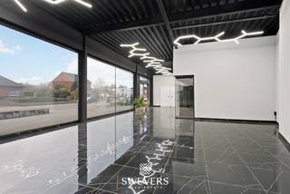 Voor meer info en foto’s, surf naar www.swevers.be – In Houthalen-Helchteren vind je dit ruime pand met een combinatie van commerciële ruimte en...