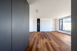 In de Warschaustraat bevindt zich dit uitzonderlijke penthouse met een totale oppervlakte van net geen 500 m² waarvan een indrukwekkend zonneterras van 272,61 m². Een zeldzame combinatie van royale binnenruimte en een unieke buitenbeleving, midden in het hart van Oostende.<br /><br />Dankzij de genereuze volumes en overvloedige lichtinval straalt dit appartement openheid en potentieel uit. De grote raampartijen creëren een harmonieuze overgang tussen binnen en buiten, waardoor het terras aanvoelt als een volwaardige verlenging van de leefruimte.<br /><br />Het appartement beschikt over vier volwaardige slaapkamers en een ruime badkamer met de mogelijkheid om de indeling verder te optimaliseren volgens uw wensen.<br /><br />Een bijkomende troef is de mogelijkheid tot het aankopen van staanplaatsen in het gebouw.