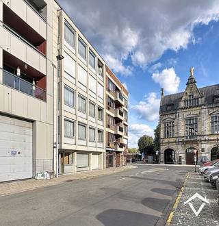 Ruim appartement op het 4e verdiep met panoramisch zicht, topligging pal in het stadscentrum van Roeselare (5’ wandelen van station met bushalte voor de deur), inkomhal, living, ingerichte keuken en badkamer, 3 slaapkamers, apart toilet, terras, kelderberging. <br /><br />Beschikbaar vanaf 1/12/2026 Huurprijs 695 €/mnd (exclusief 50 €/mnd syndickosten). <br />Verwarming op mazout.<br /><br />Maximum voor 4 personen, zowel voor bewoning als domiciliëring. <br /><br />Bij interesse, gelieve enkel en alleen te reageren via het contactformulier. Wij contacteren u terug van zodra een bezoek mogelijk is.