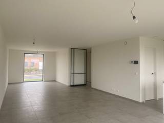 Deze prachtige, energiezuinige <strong>nieuwbouwwoning </strong>is gelegen in een rustige en aangename omgeving in Oosterzele en biedt alle hedendaags comfort. <br /><br />Bij het betreden van de woning komt u in de <strong>inkomhal </strong>met een apart <strong>gastentoilet</strong>. De lichtrijke <strong>woonkamer </strong>sluit naadloos aan op de open, volledig geïnstalleerde <strong>keuken</strong>, die voorzien is van alle toestellen. Aansluitend vindt u een praktische <strong>berging/wasplaats</strong>. <br /><br />Op de eerste verdieping bevinden zich <strong>drie </strong>ruime <strong>slaapkamers</strong>, een stijlvolle <strong>badkamer </strong>uitgerust met een badkamermeubel, ligbad en douche, evenals een tweede apart <strong>toilet</strong>. <br /><br />Via een vaste trap bereikt u de <strong>zolder</strong>, die extra opslagruimte biedt. <br /><br />Buiten geniet u van een aangename <strong>tuin</strong>, ideaal om tot rust te komen en een <strong>carport</strong>. <br /><br />De woning is uitgerust met <strong>zonnepanelen </strong>en een <strong>geothermische warmtepomp</strong> met vloerverwarming, wat zorgt voor een uiterst <strong>energiezuinig </strong>wooncomfort (E-peil 12). <br />Bovendien werd de woning volledig <strong>nieuw geschilderd</strong>. <br /><br />De woning is beschikbaar vanaf 1 juni 2026. <br /><br />Interesse? Neem zeker contact met ons op voor het maken van een vrijblijvende afspraak ter plaatse.