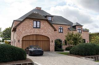 Welkom in deze exclusieve villa uit 2024 in Lochristi – een residentiële parel waar ruimte, rust en verfijning samenkomen.Met een bewoonbare...