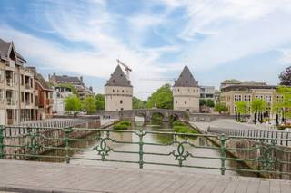 Bent u op zoek naar een stijlvol appartement op toplocatie in Kortrijk? Dan is dit volledig vernieuwde appartement aan de vernieuwde en verlaagde Leieboorden absoluut het ontdekken waard. Gelegen pal in het centrum geniet u hier van een unieke combinatie van rust, licht en levendigheid, met winkels, horeca en alle voorzieningen op wandelafstand.De lichtrijke leefruimte met open keuken vormt het hart van het appartement en sluit naadloos aan op het gezellige zuidgerichte terras. Vanuit de living geniet u bovendien van een bijzonder aangenaam zicht, waardoor deze locatie zowaar een instant vakantiegevoel oproept.Het appartement beschikt officieel over twee slaapkamers. De tweede slaapkamer werd momenteel ingericht als een luxueuze dressing met geïntegreerde badkamer, wat zorgt voor extra comfort en een hoogwaardige uitstraling.Daarnaast geniet u van de charme van een kleinschalige residentie, wat bijdraagt aan het rustige en aangename woongevoel. Extra troef is de mogelijkheid om er een overdekte staanplaats bij aan te kopen.Dankzij de compacte, onderhoudsvriendelijke indeling en de uitstekende ligging is dit appartement ideaal voor wie comfortabel en zorgeloos wil wonen op een absolute toplocatie in Kortrijk.Bestuursmaatregelen in het maatregelenregister: in aanvraag