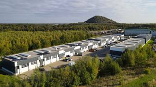 Deze KMO-unit geniet van een uitstekende ligging, met een vlotte verbinding naar het centrum en de industriezone.Ze ligt op 4,8 km van de E314...