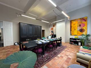 TE HUUR - GENT. Een stijlvol kantoor met 50 m² bureelruimte op een centrale en vlot bereikbare locatie. De ruimte wordt gekenmerkt door hoge plafonds en een overvloed aan natuurlijk licht, wat zorgt voor een aangename en inspirerende werkomgeving. Daarnaast beschikt het kantoor over een kitchenette, een afzonderlijk toilet en toegang tot een gemeenschappelijke binnentuin, een rustige plek om even te ontspannen tijdens de werkdag. Een ideale combinatie van comfort, licht en topligging voor wie professioneel wil werken in het centrum van de stad.<br /><br />Huurprijs: 1000 EUR/maand + algemene kost 125 EUR/maand.<br />EPC: Label C nr: 0003770549-RES-1