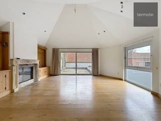 Dit recent vernieuwde en gezellig duplex-appartement is prima gelegen kant Kortrijk.Het omvat : aparte inkomhal met trap naar de 1e verdieping : zeer...