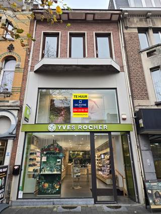 Handelsgebouw te huur in hartje Mortsel! Volledig gebouw – ideaal voor commerciële activiteiten. Dit handelspand in het hart van Mortsel biedt...