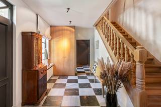 Deze unieke eigendom omvat een villa op een royale grondoppervlakte van 3.786 vierkante meter, met de mogelijkheid om twee afzonderlijke...