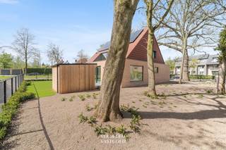 <p><span>Locatie<br /></span><span>De woning bevindt zich in het absolute centrum van Sleidinge.<br />Op korte afstand ligt de dorpskern met de wekelijkse markt op vrijdag, diverse winkels en gezellige horecazaken.<br />Bovendien bevinden het station, het cultuurcentrum, de bibliotheek, medische voorzieningen en scholen zich allemaal op wandelafstand.<br />Tot slot bereik je de R4 in slechts tien minuten rijden.<br /><br /></span><span>Uiterst energiezuinige en instapklare woning met prachtige bomen in de tuin<br /></span><span>Je betreedt deze nieuwe woning via een mooie steel look deur en wordt verwelkomd in de ruime leefruimte vol licht en zicht op de tuin.<br />De open keuken is een pareltje, hier geniet je van fijne kookmomenten met je gezin.<br />Verder op het gelijkvloers het comfort van een eerste slaapkamer, of apart bureau, met douchekamer, gastentoilet en een inpandige garage.<br />Op de verdieping vind je 3 grote slaapkamers, een luxe badkamer met ligbad, douche en apart toilet.<br />De zolder is een ideale bergruimte.<br />In de tuin is het genieten van de prachtige eik en de esdoorn, alles is perfect aangelegd, inclusief kwalitatief tuinhuis.<br />Hier woon je meteen goed!<br /><br /></span><span>Extra<br /></span><span>/ zeer kwalitatieve materialen en instapklaar<br />/ volledig aangelegde tuin met tuinhuis van 9m²<br />/ automatische poort met brievenbus en parlofoon<br />/ geothermie en warmtepomp voor vloerverwarming en koeling<br />/ domotica<br />/ ventilatiesysteem D<br />/ 16 zonnepanelen met batterij<br />/ alarm<br />/ laadpaalvoorziening in garage<br />/ EPC A+<br /><br /></span><span>Troeven<br /></span><span>/ locatie<br />/ kwaliteit<br />/ energiezuinig<br />/ wonen zonder zorgen!<br /><br /></span><span>Financieel<br /></span><span>/ vraagprijs exclusief verkoopkosten en BTW 6%<br /><br /><br /><br /></span><span>disclaimer: enkele foto's werden met AI bewerkt</span></p><p><span> </span></p><p><span> </span></p>