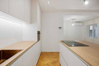 Welkom in dit prachtig gelijkvloers appartement van 115 m² met zuidgericht terras (12 m²) en afgesloten garagebox, gelegen in de Windmolenstraat 28/2 te Hasselt, op wandelafstand van het stadscentrum, winkels, scholen en openbaar vervoer.<br /><br />Het appartement werd volledig vernieuwd met oog voor detail en energiezuinigheid.<br />Via de inkomhal met berging komt u in de ruime leefruimte met een echte parketvloer, haard en ingebouwde LED-verlichting. De open keuken met kwalitatieve toestellen sluit perfect aan op de eetruimte. Via een van de slaapkamers heeft u toegang tot het ruime zuid-gerichte terras.<br /><br />Verder beschikt het appartement over:<br /><br />2 ruime slaapkamers met rolluiken<br /><br />Badkamer met ligbad én douche<br /><br />Apart toilet<br /><br />Airco's<br /><br />Praktische berging / technische ruimte<br /><br />Privatieve kelderberging<br /><br />Technisch is alles vernieuwd: nieuwe leidingen, warmtepomp, triple glas, elektrische rolluiken, goedgekeurde elektriciteit, EPC B.<br />Ook de inkomhallen van het gebouw worden momenteel volledig vernieuwd.<br /><br />De afgesloten garagebox bevindt zich achter het gebouw en is apart te verkrijgen voor € 30.000.<br /><br />Kortom: een instapklaar, stijlvol en energiezuinig appartement met uitstekende ligging vlak bij de kleine ring van Hasselt.<br /><br />