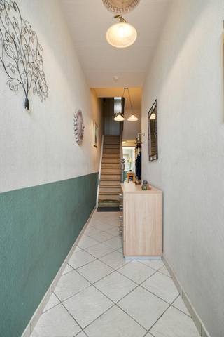 De eigendom wordt aangeboden via de Pre-sale formule. Op 27/06/2026 tussen 12:00 en 14:00 kan u de woning op afspraak komen bezichtigen en een bod uitbrengen. De vermelde prijs is een instelprijs. Voor meer info, gelieve contact op te nemen met de dossierverantwoordelijke.De bijzonder lichtrijke woon- en eetkamer vormen het kloppende hart van het huis. Grote raampartijen en een dakkoepel zorgen de hele dag door voor een aangename natuurlijke lichtinval doorheen de woning, dit alles met zicht op het terras en de tuin. Vanuit de ruime en geïnstalleerde keuken is er toegang tot het ruime terras en de afgesloten tuin. Ook beschikt de woning over 1 grote kelder en twee kleine kelders, alsook een zolder!De woning beschikt over 1 badkamer en maar liefst 4 slaapkamers waarvan op de eerste verdieping de master bedroom een aansluitende dressing heeft. De ruime kamers bieden tal van mogelijkheden: of u nu een groot gezin heeft, behoefte heeft aan een rustig thuiskantoor, of een aparte hobbyruimte zoekt; dit huis groeit moeiteloos met uw wensen mee! De ligging is werkelijk een van de grootste troeven van dit pand. U geniet van de rust, maar woont tegelijkertijd op comfortabele wandelafstand van het levendige centrum van Strombeek met alle voorzieningen dichtbij: Winkels, supermarkten, scholen,.. en uitstekende verbindingen met het openbaar vervoer alsook een vlotte bereikbaarheid van de belangrijkste invalswegen en de ring.Interesse? Neem vandaag nog contact met ons op voor meer informatie of om een bezichtiging in te plannen. Kom de charme en de degelijkheid van deze woning zelf ontdekken: olivia.laporte@hotmail.comDe eigendom wordt aangeboden via de Pre-sale formule. Op 27/06/2026 tussen 12:00 en 14:00 kan u de woning op afspraak komen bezichtigen en een bod uitbrengen. De vermelde prijs is een instelprijs. Voor meer info, gelieve contact op te nemen met de dossierverantwoordelijke.Bestuursmaatregelen in het maatregelenregister: nee