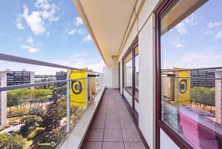 <p><span>Lichtrijk 1-slaapkamerappartement met groot terras op de 12e verdieping! </span></p><p><span>Bent u op zoek naar een praktisch ingedeeld appartement op een fantastische hoogte? Dit gezellige 1-slaapkamerappartement van ca. 60 m² bevindt zich op de 12e én bovenste verdieping van een verzorgd gebouw met lift. Dankzij de hoge ligging geniet u hier van een heerlijke lichtinval en een vrij, panoramisch uitzicht over de omgeving. Met vernieuwde ramen (2023), een gunstig EPC B-label en een oplevering per 31 december, biedt dit pand een uitstekende basis voor een fijne eigen thuis of een slimme vastgoedinvestering!</span></p><p><span> </span></p><p><span>Leefruimte &amp; Halfopen keuken</span></p><p><span>Bij binnenkomst stapt u in een ruime en lichtrijke leefruimte waar het aangenaam vertoeven is. De muur naar de keuken werd opengemaakt, wat zorgt voor een fijn, open gevoel en een vloeiende verbinding tussen koken en wonen. De halfopen keuken is functioneel ingericht en uitgerust met de nodige basisvoorzieningen, waaronder een elektrisch kookvuur, dampkap, oven, ijskast en diepvriezer.</span></p><p><span> </span></p><p><span>Slaapkamer &amp; Badkamer</span></p><p><span>Het appartement beschikt over een rustige, volwaardige slaapkamer. De badkamer is praktisch ingericht en voorzien van een comfortabele douche en een lavabomeubel. In de hal bevindt zich bovendien een apart toilet.</span></p><p><span> </span></p><p><span>Riant terras (15 m²) &amp; Kelder</span></p><p><span>Een absolute troef van de woning is het ruime terras van maar liefst ca. 15 m². Hier kan u genieten van de frisse lucht en het uitzicht op hoogte. Inbegrepen in de prijs is een private kelderberging voor extra opbergruimte.</span></p><p><span> </span></p><p><span>De highlights op een rij:</span></p><p><span>- Topverdieping (12e): Bovenste verdieping met een heerlijk vrij uitzicht en veel lichtinval.</span></p><p><span>- Energiezuinig: Gunstig EPC B-label én ramen recent vernieuwd in 2023.</span></p><p><span>- Riant terras: Maar liefst ca. 15 m² buitenruimte om volop van de hoogte te genieten.</span></p><p><span>- Ruimtelijke indeling: Ca. 60 m² bewoonbare oppervlakte met halfopen keuken.</span></p><p><span>- Praktisch: Aparte kelderberging inbegrepen.</span></p><p><span>- Beschikbaarheid: Vrij van oplevering per 31/12/2026.</span></p><p><span> </span></p><p><span>Kortom: een betaalbaar en comfortabel appartement op een fijne hoogte met uitstekende troeven. Neem snel contact op voor meer informatie of een bezoek!</span></p>