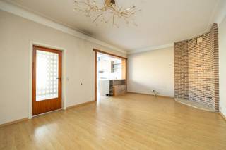 Deze te renoveren woning biedt heel wat mogelijkheden voor wie op zoek is naar een renovatieproject met potentieel. Met twee bouwlagen, een...