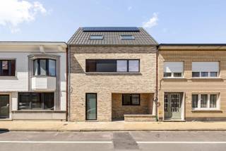 <p><span>Verrassend ruime nieuwbouwwoning vlakbij het centrum van Kapellen</span></p><p><span> </span></p><p><span>OP zoek naar een energiezuinige nieuwbouwwoning met veel ruimte? Dan is deze woning zeker een bezoek waard!</span></p><p><span> </span></p><p><span>Gelegen in een rustige straat, op wandelafstand van het centrum van Kapellen, geniet je hier van alle dagelijkse voorzieningen binnen handbereik. Winkels, restaurants en openbaar vervoer bevinden zich vlakbij, net als het station van Ekeren en de belangrijkste verbindingswegen. </span></p><p><span> </span></p><p><span>Deze woning combineert comfort met een laag energieverbruik dankzij onder andere:</span></p><p><span>- zonnepanelen</span></p><p><span>- warmtepomp</span></p><p><span>- ventilatiesysteem D</span></p><p><span>- regenwaterrecuperatie</span></p><p><span> </span></p><p><span>Binnen verrast de woning meteen door haar ruime indeling. Op het gelijkvloers vind je een inkomhal, een praktische berging, een gastentoilet en een gezellige leefruimte met open keuken. Achteraan ligt een aangenaam stadstuintje waar je heerlijk kunt genieten van het buitenleven. Vooraan is er bovendien ruimte voorzien voor fietsen en/of afvalcontainers. </span></p><p><span> </span></p><p><span>Op de eerste verdieping zijn er drie slaapkamers, een badkamer en een apart toilet. De tweede verdieping biedt nog extra mogelijkheden met een zeer ruime vierde slaapkamer, een tweede badkamer met ligbad en de technische ruimte. Daarboven is nog een handige bergzolder, bereikbaar via een vlizotrap. </span></p><p><span> </span></p><p><span>De grond van de woning wordt verkocht onder registratierechten en de constructie onder 21% BTW. </span></p><p><span> </span></p><p><span>Interesse? Neem gerust contact op voor meer informatie of een bezoek ter plaatse. Deze woning heeft heel wat te bieden!</span></p><p><span> </span></p><p><span> </span></p><p><span> </span></p><p><span> </span></p><p><span> </span></p><p><span> </span></p>