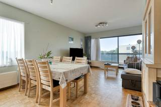 Gelegen in de stadsrand van Brugge te Assebroek langs de Edward de Denestraat, vinden we op de vierde verdieping dit op te frissen appartement te koop met 2 slaapkamers, 2 terrassen, kelderberging en staanplaats. Op deze gunstige locatie te Assebroek zijn alle voorzieningen binnen handbereik: Openbaar vervoer, tal van scholen, buurtwinkels, horeca en andere faciliteiten zijn allemaal op korte afstand gelegen. Momenteel is het appartement verhuurd, wat voor investeerders mooie kansen biedt op een absolute toplocatie.<br /><br />Indeling: <br />- Inkomhal <br />- Leefruimte<br />- Aparte keuken <br />- Slaapkamer 1 (14, 5 m²) <br />- Slaapkamer 2 (10 m²) <br />- Toilet<br />- Badkamer<br /><br />Algemeen: <br />- Er is een lift in het gebouw<br />- Staanplaats inbegrepen <br />- Berging aanwezig in de kelder<br />- Mogelijkheid tot aankopen van garagebox<br /><br />De eigendom wordt aangeboden via de Power-sale formule. Van 29/09/2026 om 18:00 tot 28/10/2026 om 18:00 kan u het appartement op afspraak komen bezichtigen en een bod uitbrengen. De vermelde prijs is een instelprijs. Voor meer info, gelieve contact op te nemen met de dossierverantwoordelijke.<br /><br />Bestuursmaatregelen in het maatregelenregister: nee<br /><br />Deze AI-visualisaties zijn bedoeld als inspiratie. Er werd geen rekening gehouden met technische specificaties, stedenbouwkundige voorschriften of de concrete mogelijkheden tot realisatie.