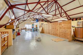 Deze unieke eigendom combineert moeiteloos opslagruimte, werkplekken en wooncomfort, gelegen op een rustige maar vlot bereikbare locatie in Gent. De locatie bevindt zich op slechts 3 minuten van de R4, 7 minuten van de E40 en 8 minuten van de E17, wat het ideaal maakt voor vlotte verbindingen in alle richtingen. Er zijn bovendien twee toegangen: via de hoofdingang of via een zijstraat, wat zorgt voor extra flexibiliteit en gebruiksgemak.<br /><br />Indeling:<br />Via de inkomhal betreed je een ruime, open koer die baadt in natuurlijk licht. Aansluitend bevindt zich de opslagruimte/magazijn, (157m² per verdieping) verdeeld over drie niveaus: een kelderverdieping, een gelijkvloers en een eerste verdieping – ideaal voor stockage of logistieke doeleinden.<br /><br />Aan de rechterzijde van de koer bevinden zich de garages en een aangename tuin.<br />Op het gelijkvloers vind je bovendien een aparte bureauruimte en een handelsruimte, perfect geschikt voor administratief werk of het ontvangen van klanten.<br />Mogelijks kan je er 2 woningen van maken... Na goedkeuring stedenbouw.<br /><br />Via de hoofdingang heb je toegang tot het woongedeelte op de eerste en tweede verdieping. Hier bevinden zich een lichtrijke woonkamer, een keuken, een badkamer en één slaapkamer. De tweede verdieping telt nog twee extra slaapkamers.<br /><br />Troeven:<br />Ideale combinatie van wonen, werken en opslag<br />Grote koer met veel lichtinval<br />Garage én tuin<br />Centrale, goed bereikbare ligging in Gent<br />Geschikt voor zelfstandigen, ondernemers of investeerders<br /><br />Deze eigendom biedt tal van mogelijkheden, zowel privé als professioneel. Een bezoek ter plaatse laat je de ruimte en het potentieel ten volle ervaren.<br /><br />Elk bod wordt voorgelegd aan de eigenaar.<br />Meer info of een bezichtiging?<br />Bel Conny 0498/696563