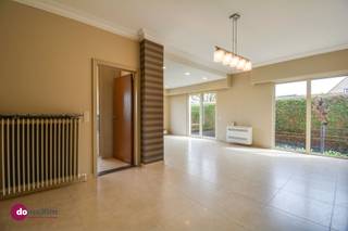 <p><span>Karaktervolle en ruime woning met kantoorruimte in het centrum van Hever</span></p><p><span> </span></p><p><span>Ben je op zoek naar een veelzijdig pand waar je wonen en werken perfect kan combineren, en dat bovendien op een centrale ligging? Dan is deze eigendom zeker iets voor jou!</span></p><p><span> </span></p><p><span>Achteraan bevinden zicht de woonruimtes, die zowel apart toegankelijk zijn als via het kantoor vooraan. Op het gelijkvloers geniet je van een ruime en gezellige leefruimte met zit- en eetgedeelte, met een prachtig zicht op de tuin. De volledig geïnstalleerde keuken biedt alle comfort en kan je aansluitend terugvinden. Van hieruit heb je ook toegang tot de ruimte kelderverdieping en de garage. </span></p><p><span> </span></p><p><span>Verder zijn er drie volwaardige slaapkamers, een badkamer met wastafel en combinatie bad/douche en een bureauruimte. Zowel de slaapkamers als nachthal, met apart toilet, zijn voorzien van ruime, ingemaakte kasten wat zorgt voor voldoende opbergruimte. Ook de zolderruimte, toegankelijk via een vaste trap, zorgt voor extra opbergmogelijkheden.</span></p><p><span> </span></p><p><span>Buiten kan je genieten van een mooie, verzorgde tuin met terras en tuinhuis. Dit is de ideale plaats om volledig tot rust te komen. Verder beschikt het pand over een ruime garage en een carport.</span></p><p><span> </span></p><p><span>Vooraan vind je een mooie kantoorruimte met een aparte, private toegang: ideaal wanneer je een vrij beroep uitoefent of een zelfstandige activiteit hebt. De kantoorruimte bestaat uit een comfortabele wachtzaal, een apart toilet en vier ruime, afzonderlijke ruimtes die je volledig naar wens kan indelen, afhankelijk van jouw noden. Er zijn bovendien voldoende parkeerplaatsen voorzien voor je klanten.</span></p><p><span> </span></p><p><span>Kortom: dit is een unieke opportuniteit om wonen en werken te combineren op één toplocatie, met tal van mogelijkheden!</span></p><p><span> </span></p><p><span>Contacteer ons voor een bezoek!</span></p><p><span> </span></p><p><span>015 20 36 00 – <span>info@domoxim.be</span></span><span> </span></p><p><span> </span></p><p><span>domoXim. Waar dromen thuis komen!</span></p><p><span> </span></p><p><span>Ook de waarde van je </span><span>eigen</span><span> woning kennen? Wij geven je graag advies.</span></p>