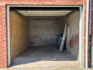 <strong>Afgesloten garagebox te koop</strong><br /><br /><strong>Zeer gunstig gelegen</strong> op wandelafstand van de Markt en openbaar vervoer doch op een rustige ligging in een éénrichtingsstraat. En met een vlotte bereikbaarheid naar de Ring. <br /><br />Het betreft een garagebox van 13,75 m² De poort is 2,08 m hoog. <br /><br />Zeer centraal gelegen aan de hoek Maasstraat met Nieuwstad te Turnhout. Net in het enkelrichting gedeelte waardoor inparkeren een pak makkelijker is.<br /><br />Voorzien van een nieuwe poort en geïsoleerd dak.<br /><br /><strong>Ideaal als opslag voor een zelfstandige of particulier.</strong><br /><br /><strong>Contacteer ons voor een bezichtiging op 014/ 70 73 23 of info@dilegno.immo</strong>