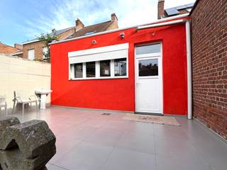 RUSTIGGELEGEN RIJWONING MET 2 SLK, LEUKE STADSTUIN EN PARKING VOOR 2 WAGENS;<br />Indeling: ruime inkomhal, apart gastentoilet, RUIME LEEFRUIMTE, grote LEEFKEUKEN, bijkeuken, DROGE KELDER, leuke ruime stadstuin met GROOT TERRAS;<br />1e verdieping: 2 RUIME SLAAPKAMERS, gerenoveerde badkamer en een bureauruimte/babykamer<br />Meer info of plan je bezoek: WWW.IMMOBEGUIN.BE of info@immobeguin.be