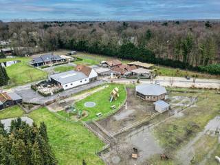 Welkom op het exclusief domein "The Paddock", een succesvolle zaak te Torhout die door de jaren heen een uitstekende reputatie heeft opgebouwd. Strategisch gelegen nabij de E403, op enkele minuten van het centrum en toch in een mooie landelijke omgeving, waar de rust en stilte je tegemoet komen bij het oprijden van het domein.<br /><br />Met een mooie oprijlaan en ruime parkeergelegenheid, verwelkom je de gasten alvorens ze zich culinair laten verwennen. Het restaurant is uitgerust met een praktische keuken, terrassen, bar en een ruime eetzaal. (exclusief handelsfonds De haard en de gezellige inrichting maken het geheel af en zorgen ervoor dat je gasten zich onmiddellijk thuis voelen. Voor de allerkleinsten is er buiten ook een speelweide met mooie toestellen waar ze naar hartenlust kunnen ravotten.<br />De goed uitgeruste feestzaal naast het restaurant is deaal voor een familiefeest, bedrijfsevent, brunch, ...<br />Boven de keuken is er een appartement dat kan dienst doen als conciërgewoning.<br /><br />Achteraan het domein vind je de ruime villa. De woning is volledig onderkelderd en omvat een gezellige living met open keuken en zicht op de groene omgeving. Eveneens op het gelijkvloers vind je 3 slaapkamers en 2 badkamers. Aanpalend is er een multifunctionele ruimte die kan dienst doen als bijwoning (kangoeroewoning). De eerste verdieping omvat nog een slaapkamer en dressing. <br />De groene omgeving is mooi onderhouden en biedt de rust die je zoekt na een drukke werkdag. Kortom een pareltje om te wonen en te werken.<br /><br />De vermelde prijs is een richtprijs, elk bod hoger of lager dan deze prijs wordt voorgelegd aan de eigenaar die zich het recht voorbehoudt om dit te aanvaarden of te weigeren.