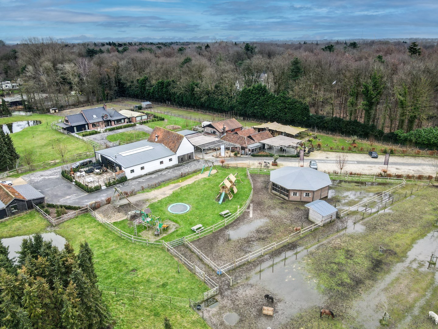 Exclusief domein met restaurant/feestzaal en luxueuze woning op 5 Ha te Torhout - foto 3