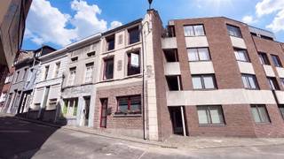 <p><span>STADSWONING MET 3 SLP EN DAKTERRAS</span></p><p><span> </span></p><p><span>Deze woning is gelegen kortbij de markt van Geraardsbergen en dicht bij het openbaar vervoer, scholen, winkels,...</span></p><p><span> </span></p><p><span>De woning omvat:</span></p><p><span> </span></p><p><span>GELIJKVLOERS:</span></p><p><span> </span></p><p><span>Inkom, ruime living met aansluitend open keuken. </span></p><p><span> </span></p><p><span>1e VERDIEPING:</span></p><p><span> </span></p><p><span>Badkamer voorzien van douche, toilet, lavabomeubel. </span></p><p><span> </span></p><p><span>Ruime slaapkamer aan de straatzijde en overloop slaapkamer.</span></p><p><span> </span></p><p><span>2e VERDIEPING:</span></p><p><span> </span></p><p><span>Ruime slaapkamer aan de straatzijde en overloop slaapkamer met aansluitend dakterras. </span></p><p><span> </span></p><p><span>ZOLDERVERDIEPING:</span></p><p><span> </span></p><p><span>Hier treft men een vernieuwde CV installatie op aardgas en mogelijkheid tot inrichten naar een extra slaapkamer of bureauruimte. </span></p><p><span> </span></p><p><span>Elektrische installatie CONFORM AREI !!</span></p><p><span>CV op aardgas ! </span></p><p><span>Dubbele beglazing met PVC ramen aanwezig ! </span></p><p><span>EPC Label B = Geen renovatieplicht! </span></p><p><span>Zonnepanelen aanwezig. </span></p><p><span> </span></p><p><span>Voor inlichtingen of bezoek gelieve op de advertentie te reageren via contacteer kantoor wij bellen u dan zelf op om een afspraak in te plannen. </span></p>