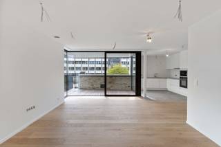 Bezoek dit project vrijblijvend op zondag 26/4/2026 tijdens Nieuwbouwzondag tussen 13u00 en 15u00 en ontdek wat dit project u te bieden heeft.<br /><br />Residentie Zuid 45 is een kleinschalige nieuwbouw aan de rand van het historische centrum van Veurne, op de kop van de Zuidstraat. <br />Alle leefappartementen hebben een energiezuinig karakter met een E-peil van maximum 30 en beschikken onder andere over vloerverwarming, ventilatiesysteem D en half massief parket in bijna alle ruimtes. <br /><br />Het appartement bevindt zich op de eerste verdieping en werd op plan ingedeeld als volgt:<br />Inkom, berging, toilet, open keuken, leefruimte met zuidgericht terras, slaapkamer 1, slaapkamer 2 en badkamer met inloopdouche.<br /><br />Mogelijkheid tot aankoop van een autostaanplaats nabij.<br /><br />Appartement: 85,18 m²<br />Terras: 10 m²