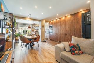Ruim wonen in Tuinwijk met tuin, garage en vier slaapkamersAan de Lange Bremstraat 10 woon je in de Tuinwijk, een aangename en residentiële buurt van Merksem. Rustig wonen, met winkels, scholen en openbaar vervoer in de buurt en Antwerpen vlot bereikbaar. Een plek waar gezinnen zich snel thuis voelen.Waarom je hier wil wonen•4 slaapkamers met mogelijkheid tot een vijfde•2 badkamers, waarvan één recent vernieuwd•Open keuken en leefruimte met rechtstreeks contact met de tuin•Terras en tuin•Inpandige garage en eigen oprit•Bureau en extra opbergzolderDe auto parkeer je op de eigen oprit of in de inpandige garage. Via de inkomhal bereik je de leefruimte, waar zit- en eetgedeelte mooi aansluiten op de open en ingerichte keuken. Achteraan zorgt doe schuifraam voor veel licht en een rechtstreekse verbinding met het terras en de tuin.Op de eerste verdieping ligt vooraan een ruime slaapkamer met aansluitend een bureau en naast de vernieuwde badkamer. Achteraan bevindt zich een grote kamer die je als één geheel kan behouden of kan opdelen in twee slaapkamers. Handig wanneer het gezin groeit, of wanneer iedereen stilaan zijn eigen plek opeist.Op de bovenste verdieping zijn er nog twee slaapkamers en een tweede badkamer. Een extra opbergzolder zorgt voor de nodige bergruimte.Ontdek de woning en maak een afspraak via stad@sinjoor.be of 03 283 05 00.