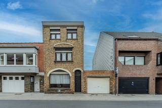 Te renoveren woning pal in het centrum van Middelkerke, vlakbij winkels, openbaar vervoer, parkeergelegenheid, het casino en de Zeedijk. De woning heeft 5 slaapkamers, een tuin en een garagebox. <br /><br />Indeling:<br />*gelijkvloers:<br />- inkomhall<br />- woonkamer<br />- ruimte voor keuken met extra veranda<br />- toegang tot de tuin<br />- ruime garage<br /><br />* 1e verdieping:<br />- twee slaapkamers met mogelijkheid tot badkamer<br />- ruime nachthall<br />- apart toilet<br /><br />* 2e verdieping: <br />- drie slaapkamers met mogelijkheid tot badkamer<br />- ruime nachthall<br /><br />*kelderverdiep<br />- ondergrondse kelder<br /><br />Troeven:<br />- uiterst centrale ligging, vlak van de Zeedijk<br />- grote en mooie ruimtes<br />- tuin<br />- bijhorende garagebox<br />- vlak aan handelszaken en dichtbij invalswegen<br />- veel mogelijkheden om hier een prachtig woning van te maken!<br /><br />Bent u op zoek naar een te renoveren huis te koop met veel mogelijkheden op topligging te Middelkerke? Aarzel dan niet en vraag snel uw bezoek aan!<br /><br />Deze AI-visualisaties zijn bedoeld als inspiratie. Er werd geen rekening gehouden met technische specificaties, stedenbouwkundige voorschriften of de concrete mogelijkheden tot realisatie.<br /><br />Dit pand is onderworpen aan de renovatieverplichting van de Vlaamse overheid voor residentiële gebouwen (behoudens bij sloop binnen 5 jaar na de aankoop). Consulteer voor meer informatie de website van het Vlaams Energie- en Klimaatagentschap via https://www.vlaanderen.be/een-woning-kopen/renovatieverplichting-voor-residentiele-gebouwen